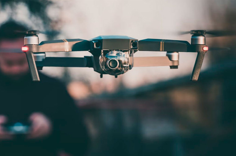 ¿Qué formación necesitas para volar profesionalmente tu dron en España?